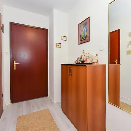 Lovely In The Groundfloor ザダル