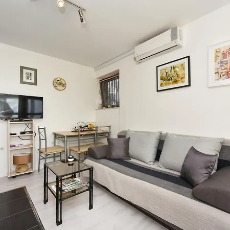 Lovely In The Groundfloor * ザダル